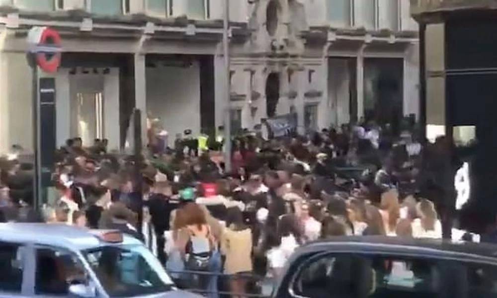 Harrods στο Λονδίνο: Πλήθος κόσμου χωρίς μάσκες έκλεισε τον δρόμο